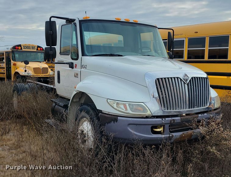 image for item DR7802 2006 International 4300  truck cab and chassis