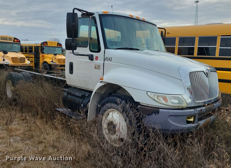 image for item DR7802 2006 International 4300  truck cab and chassis