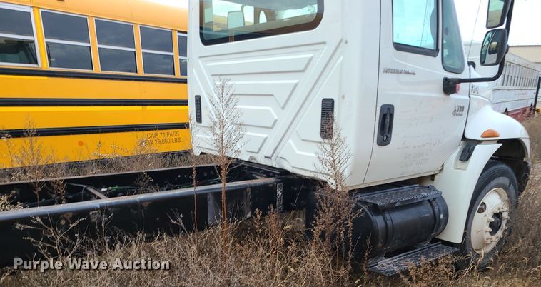 image for item DR7802 2006 International 4300  truck cab and chassis