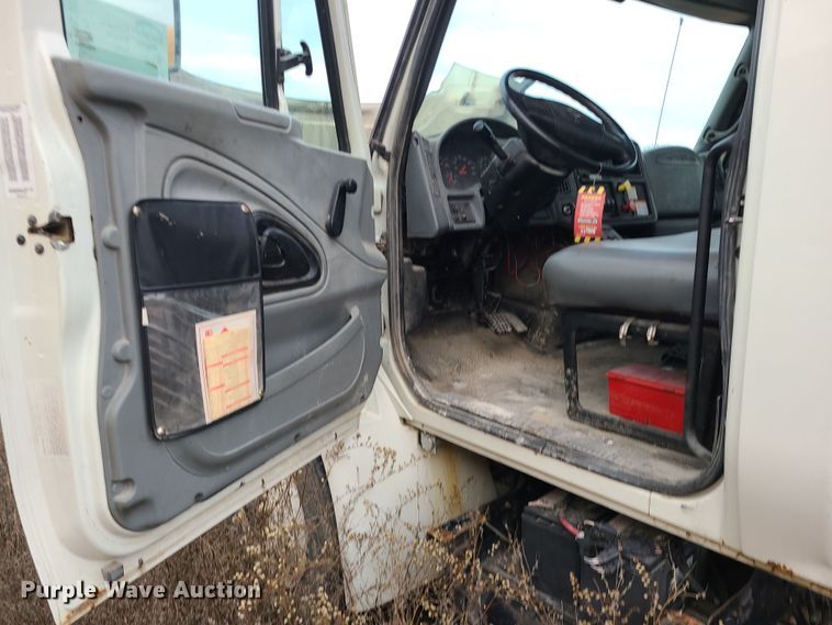 image for item DR7802 2006 International 4300  truck cab and chassis