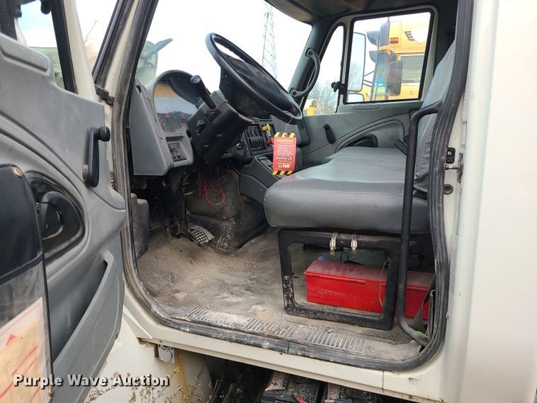 image for item DR7802 2006 International 4300  truck cab and chassis