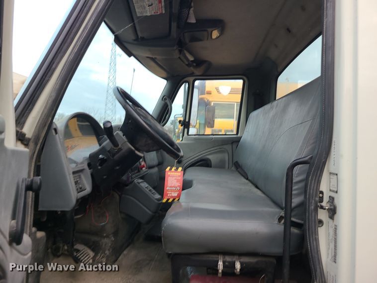 image for item DR7802 2006 International 4300  truck cab and chassis