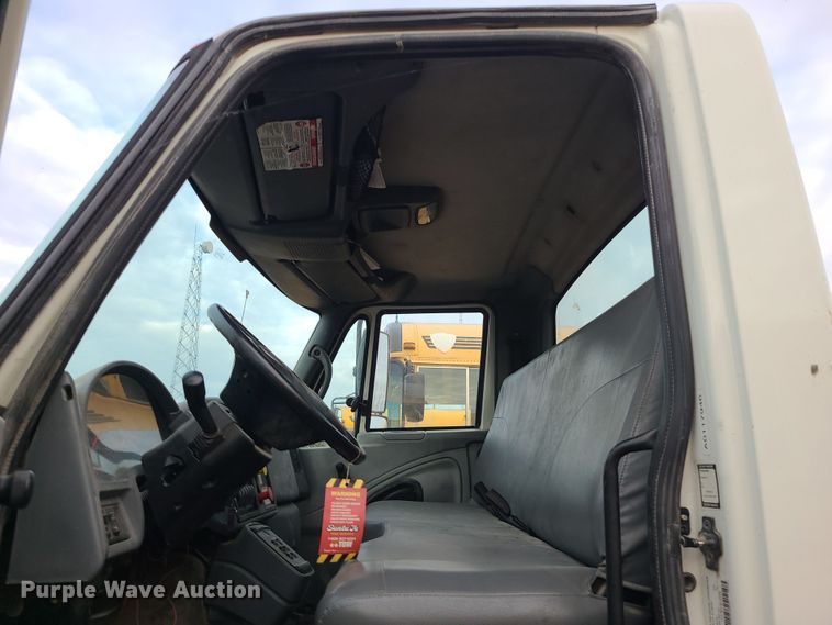 image for item DR7802 2006 International 4300  truck cab and chassis