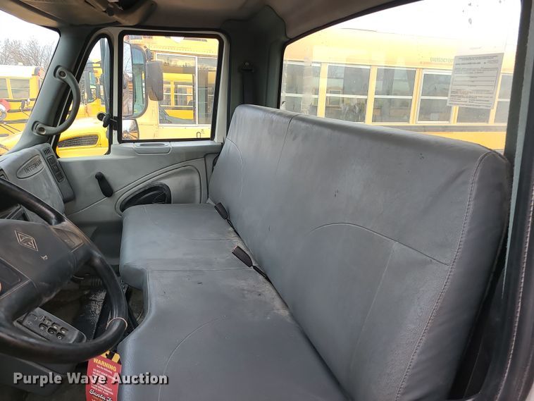 image for item DR7802 2006 International 4300  truck cab and chassis