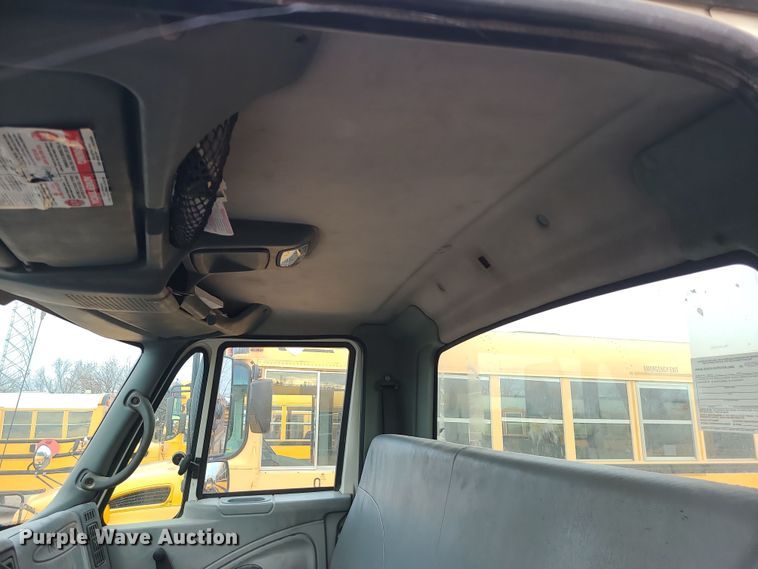 image for item DR7802 2006 International 4300  truck cab and chassis