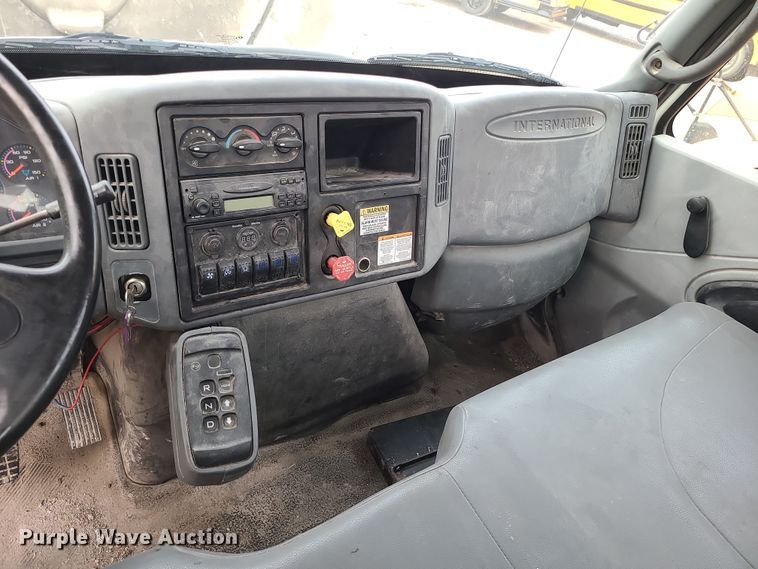 image for item DR7802 2006 International 4300  truck cab and chassis