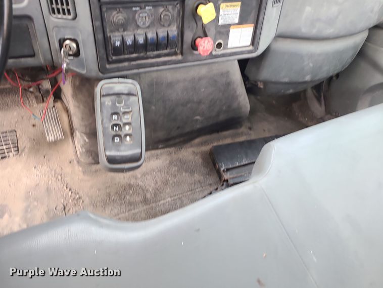 image for item DR7802 2006 International 4300  truck cab and chassis