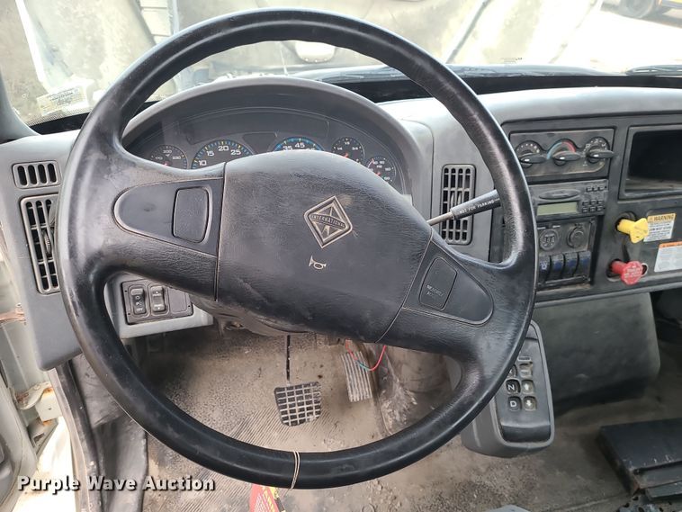 image for item DR7802 2006 International 4300  truck cab and chassis