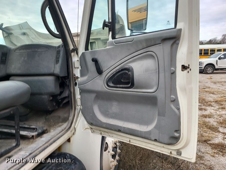 image for item DR7802 2006 International 4300  truck cab and chassis