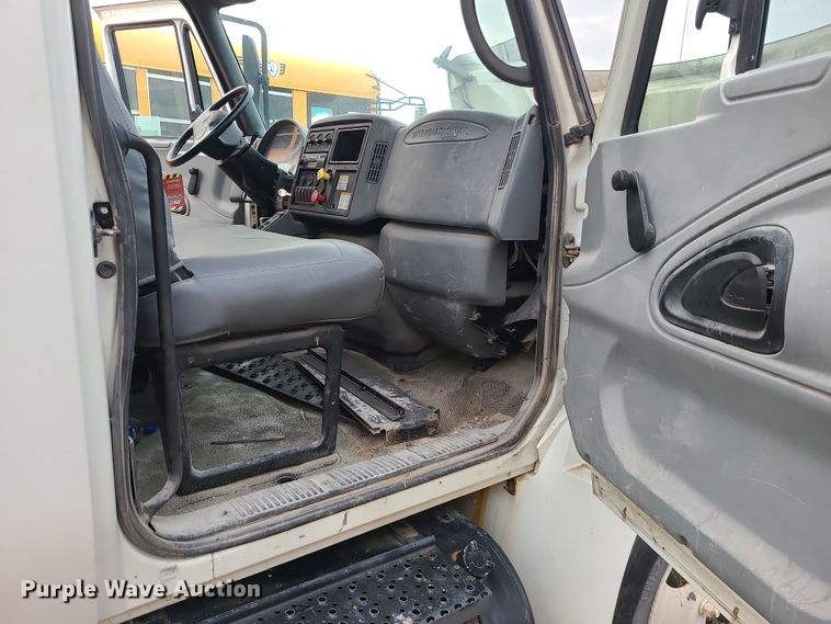 image for item DR7802 2006 International 4300  truck cab and chassis