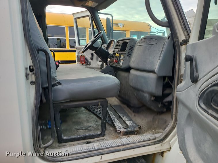 image for item DR7802 2006 International 4300  truck cab and chassis