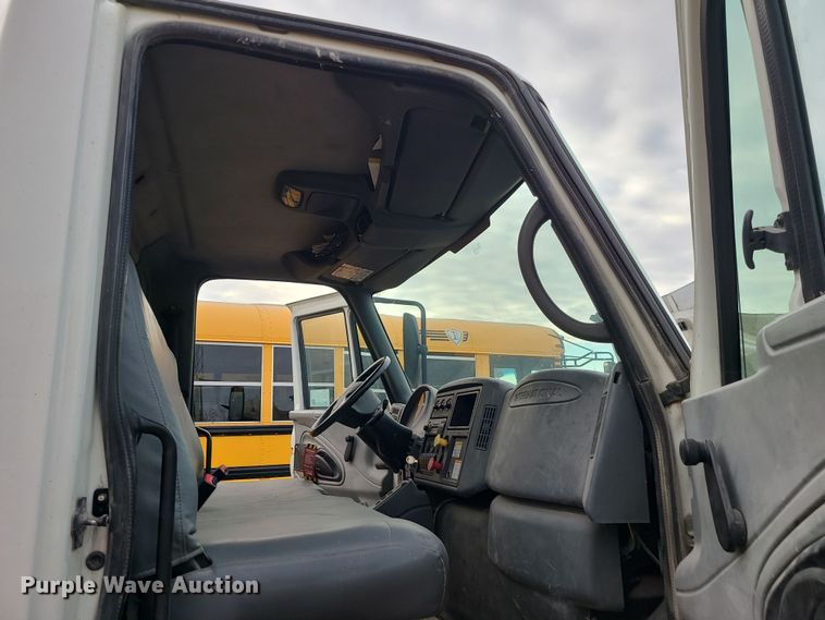 image for item DR7802 2006 International 4300  truck cab and chassis