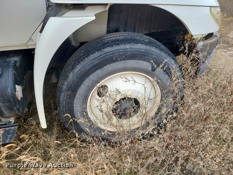 image for item DR7802 2006 International 4300  truck cab and chassis