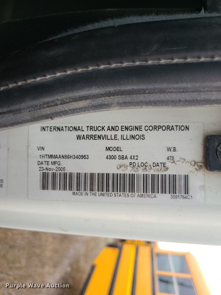 image for item DR7802 2006 International 4300  truck cab and chassis