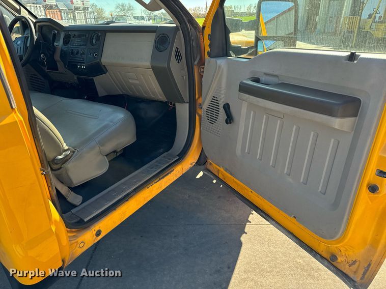 image for item GG9889 2008 Ford F450 Super Duty  truck cab and chassis