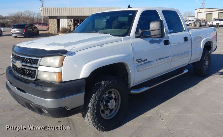 image for item GG9940 2006 Chevrolet Silverado 2500HD  Crew Cab pickup truck