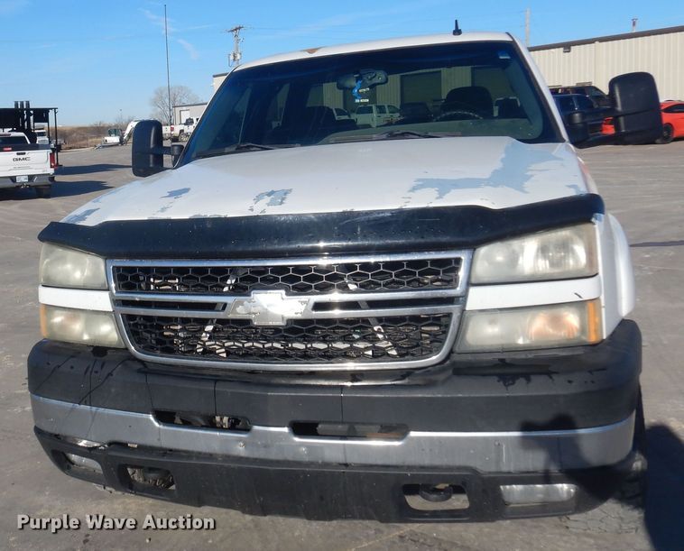 image for item GG9940 2006 Chevrolet Silverado 2500HD  Crew Cab pickup truck