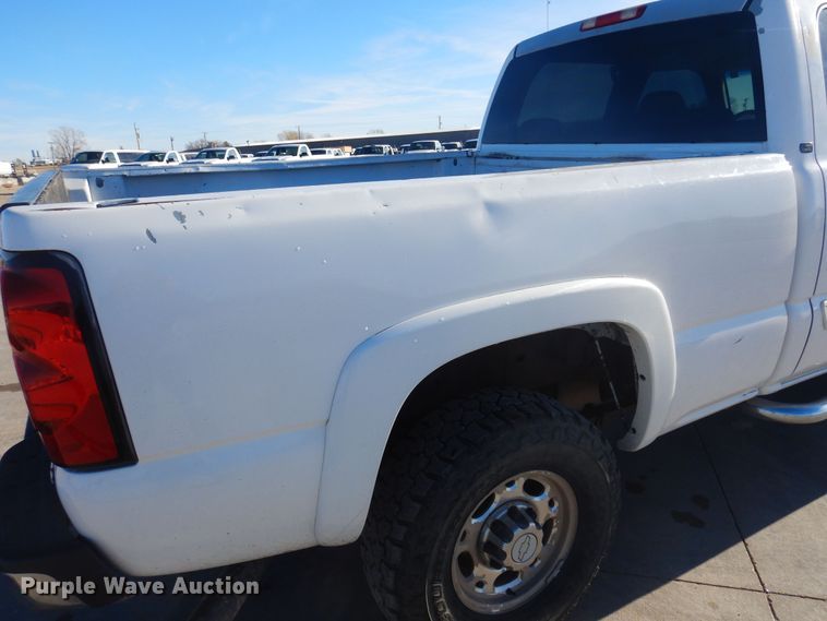 image for item GG9940 2006 Chevrolet Silverado 2500HD  Crew Cab pickup truck