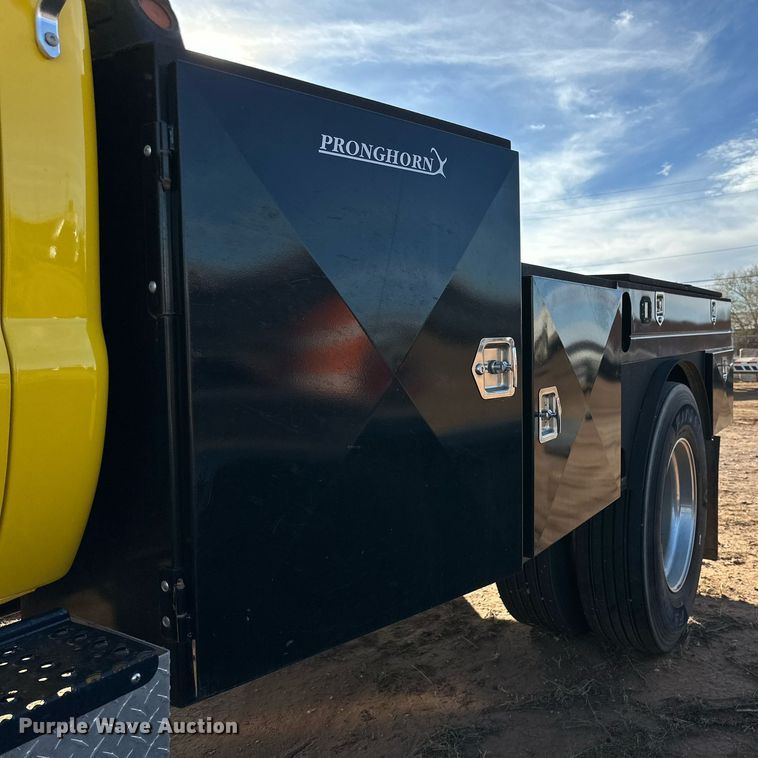 image for item JT9204 2012 Ford F650 Super Duty  Crew Cab flatbed truck