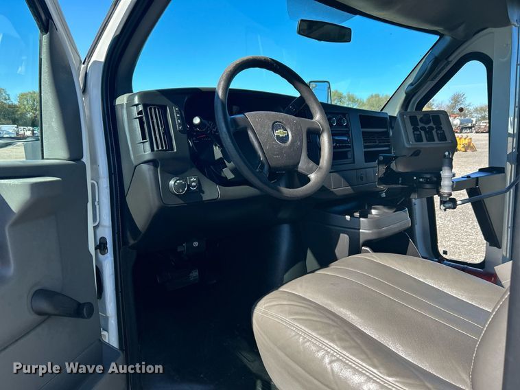 image for item KH9583 2011 Chevrolet Express G3500  shuttle bus