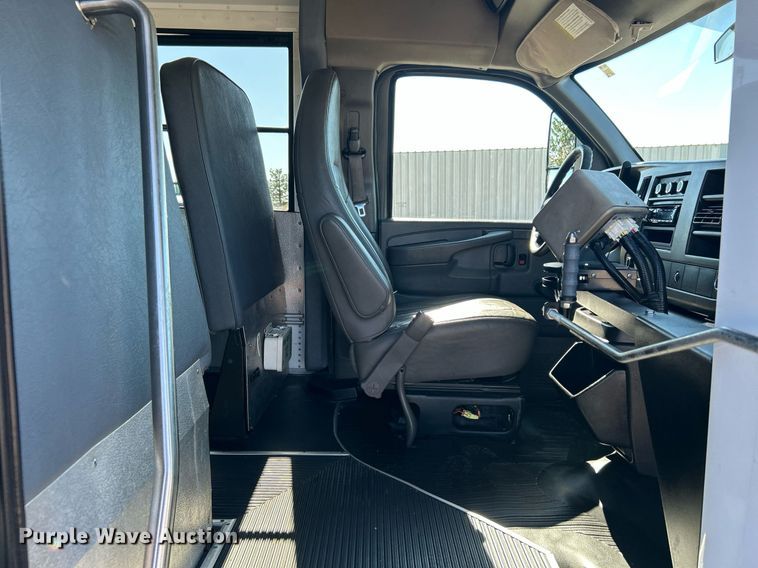 image for item KH9583 2011 Chevrolet Express G3500  shuttle bus