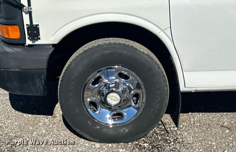 image for item KH9583 2011 Chevrolet Express G3500  shuttle bus