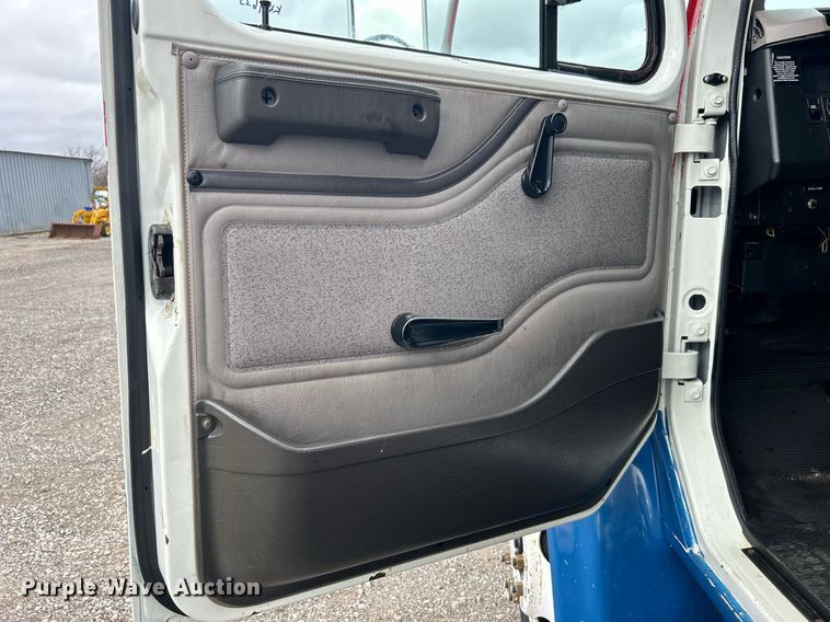 image for item KH9633 2001 International 4700  box truck