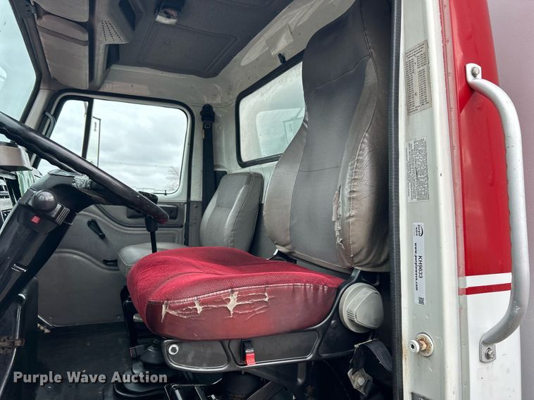 image for item KH9633 2001 International 4700  box truck