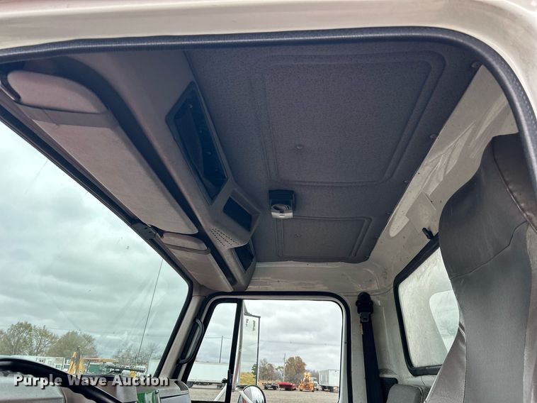 image for item KH9633 2001 International 4700  box truck