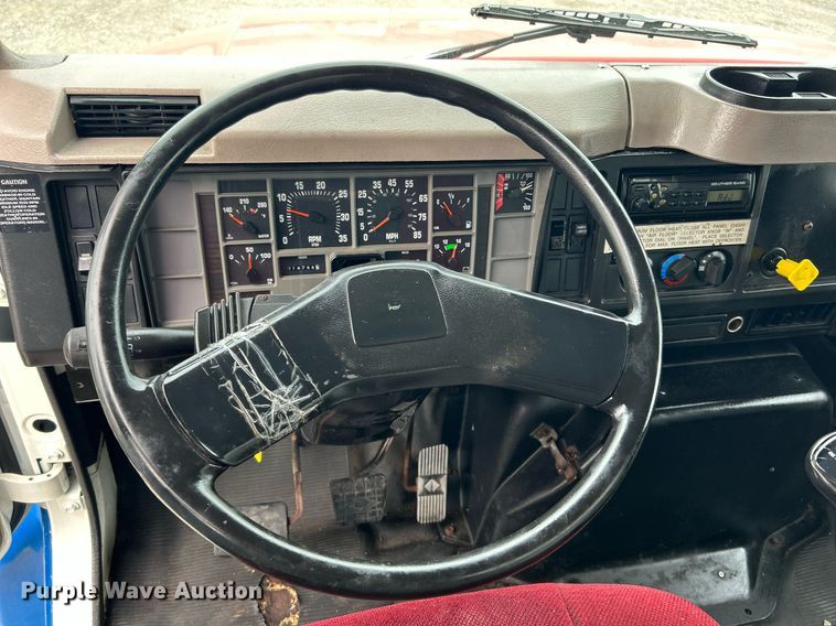 image for item KH9633 2001 International 4700  box truck