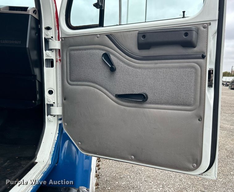 image for item KH9633 2001 International 4700  box truck