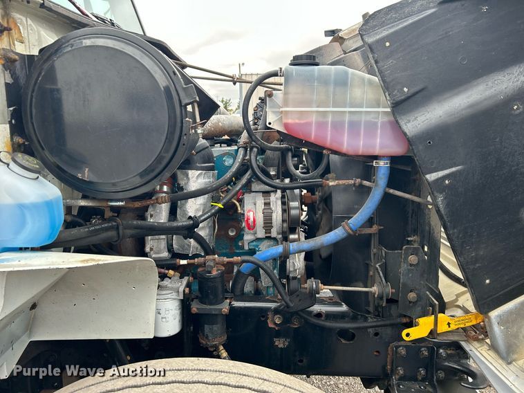 image for item KH9633 2001 International 4700  box truck