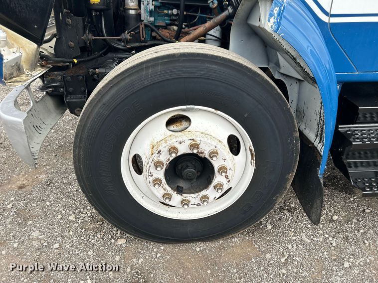 image for item KH9633 2001 International 4700  box truck