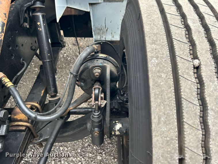 image for item KH9633 2001 International 4700  box truck