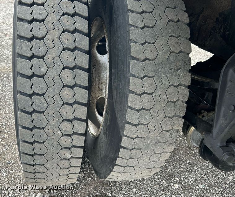 image for item KH9633 2001 International 4700  box truck