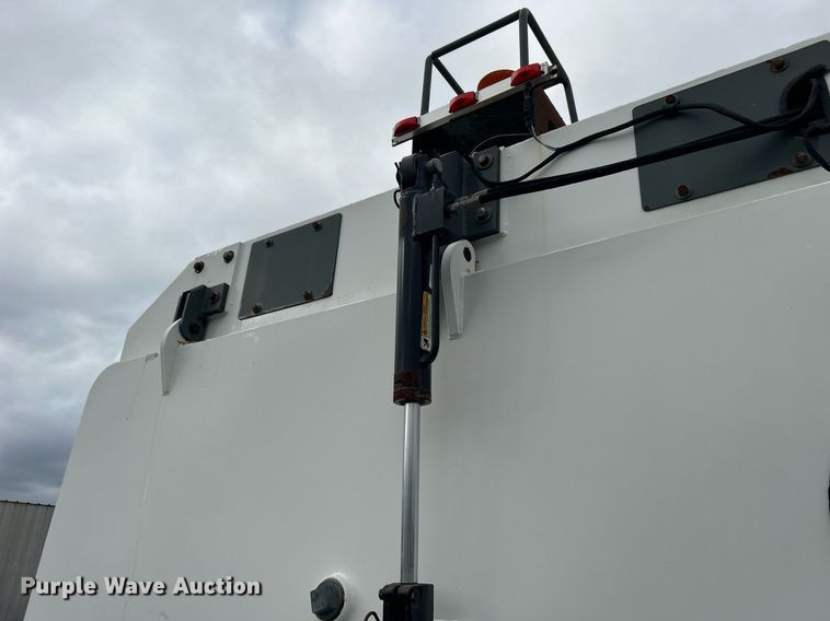 image for item KH9634 2007 Elgin Whirlwind  street sweeper truck