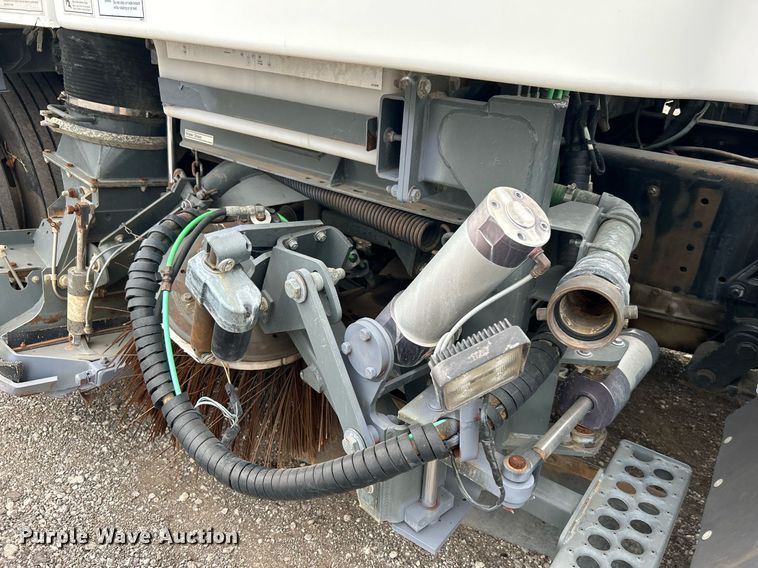 image for item KH9634 2007 Elgin Whirlwind  street sweeper truck