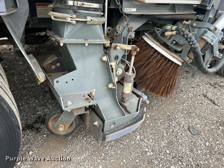 image for item KH9634 2007 Elgin Whirlwind  street sweeper truck