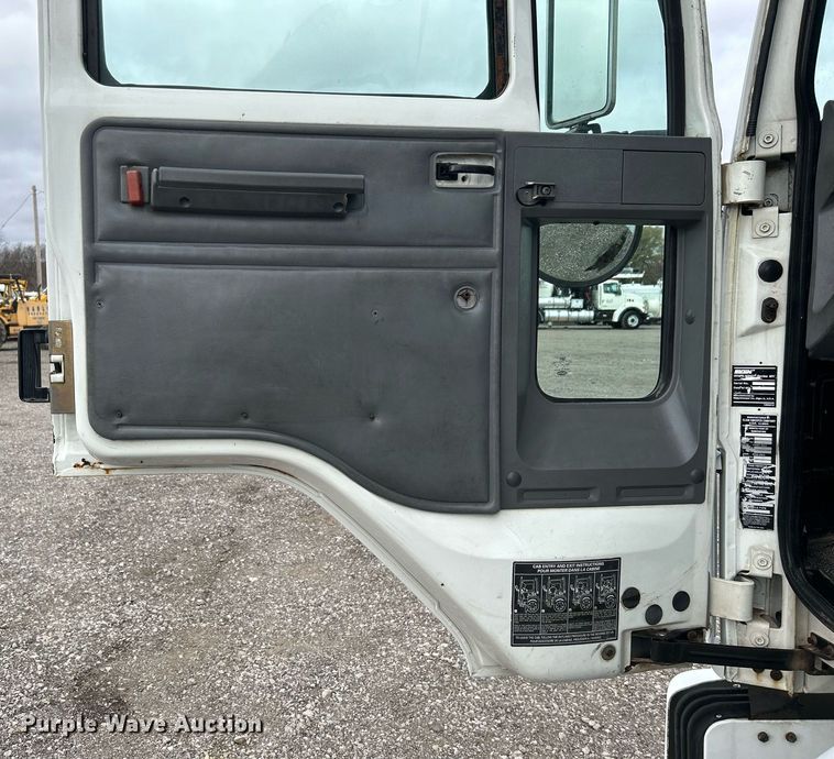 image for item KH9634 2007 Elgin Whirlwind  street sweeper truck