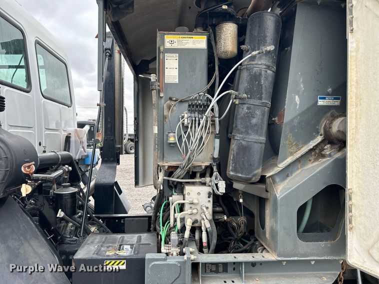 image for item KH9634 2007 Elgin Whirlwind  street sweeper truck