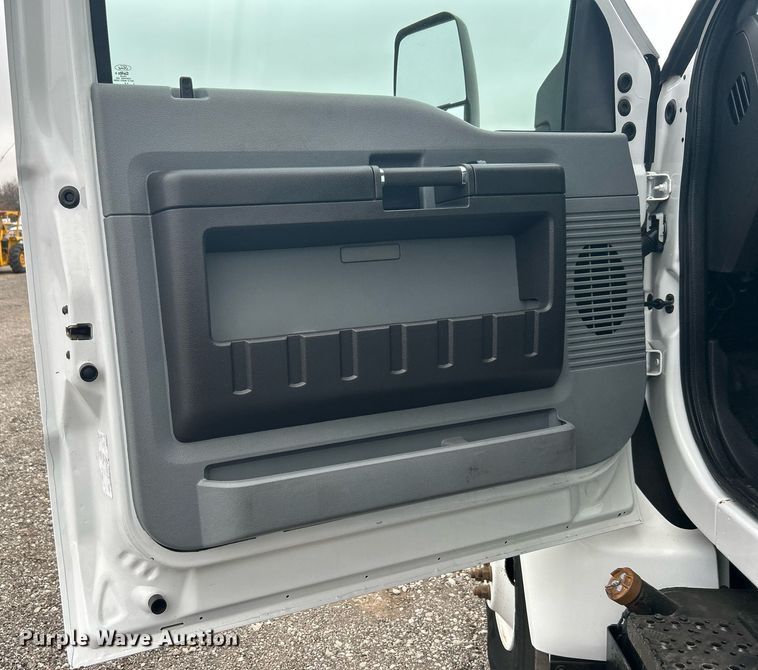 image for item KH9649 2015 Ford F650 Super Duty XLT  box truck