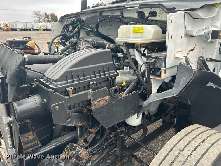 image for item KH9649 2015 Ford F650 Super Duty XLT  box truck