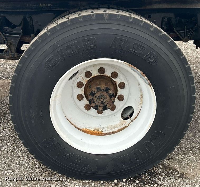 image for item KH9649 2015 Ford F650 Super Duty XLT  box truck