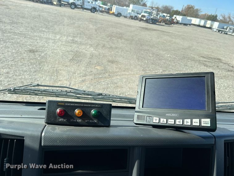 image for item KH9655 2007 Isuzu NPR HD  scissor lift truck