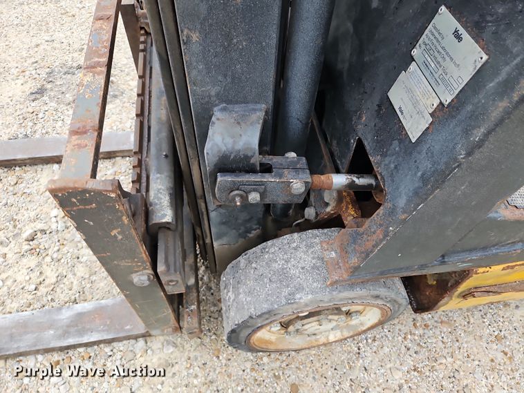 image for item LB9652 Yale GLC030CENUAE083 forklift