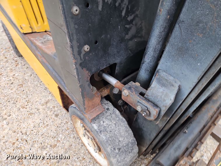 image for item LB9652 Yale GLC030CENUAE083 forklift
