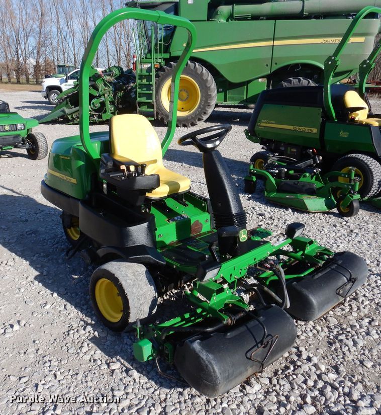image for item LC9382 2007 John Deere 2500E Hybrid  greens mower