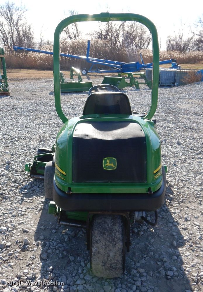 image for item LC9382 2007 John Deere 2500E Hybrid  greens mower
