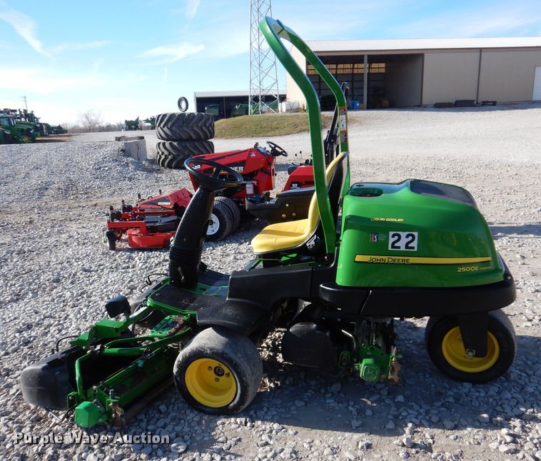 image for item LC9382 2007 John Deere 2500E Hybrid  greens mower