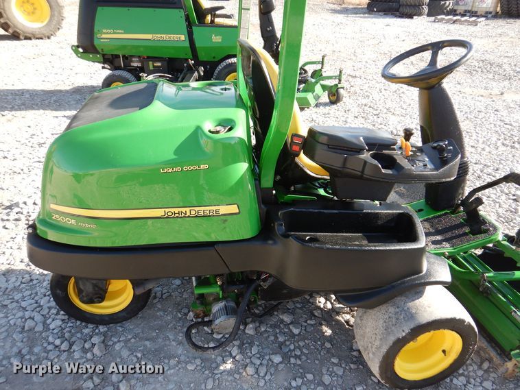 image for item LC9382 2007 John Deere 2500E Hybrid  greens mower